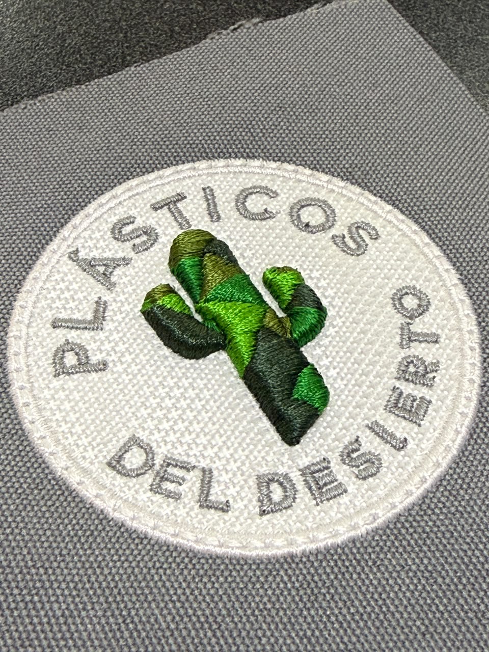 Aplicación bordada en prenda textil — Bordado con aplicación