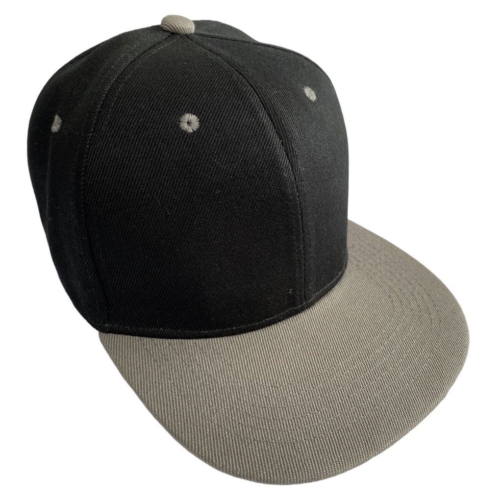 Gorra GCMCAPS acrílico combinada visera plana. Broche plástico