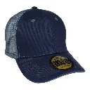 Gorra gabardina con malla en casco, detalle color en filo de visera. Broche plástico