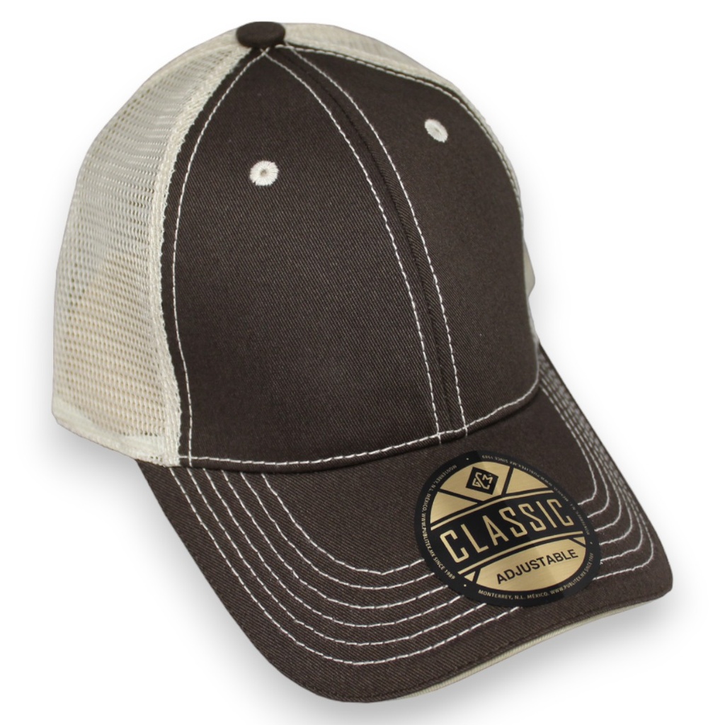 Gorra gabardina con malla en casco, detalle color en filo de visera. Broche plástico