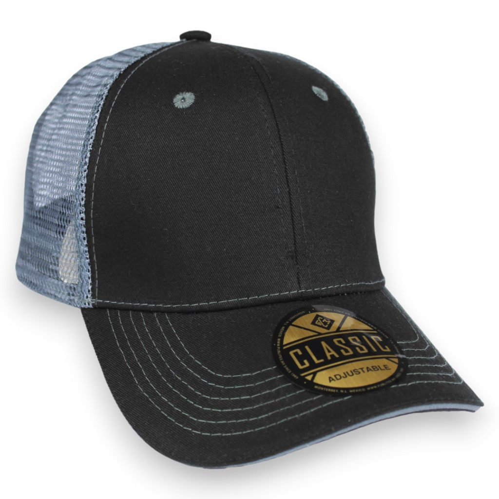Gorra gabardina con malla en casco, detalle color en filo de visera. Broche plástico